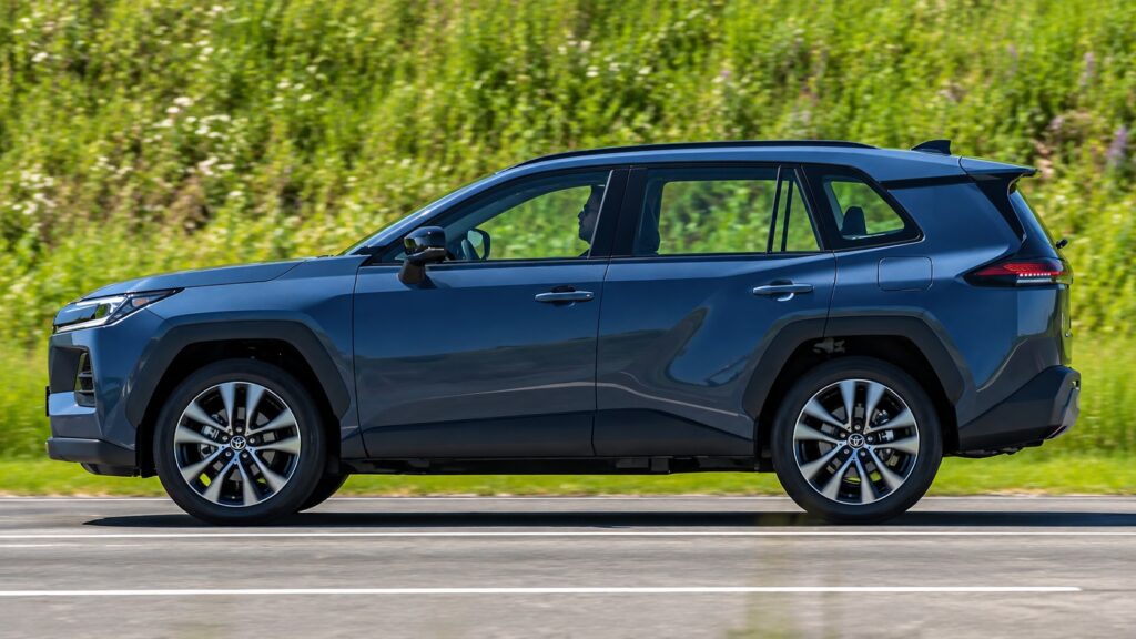 Toyota RAV4 XSE Plug-in Hybrid visto de lateral em movimento