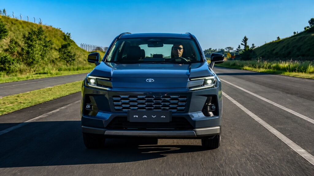 Toyota RAV4 XSE Plug-in Hybrid visto de frente na estrada