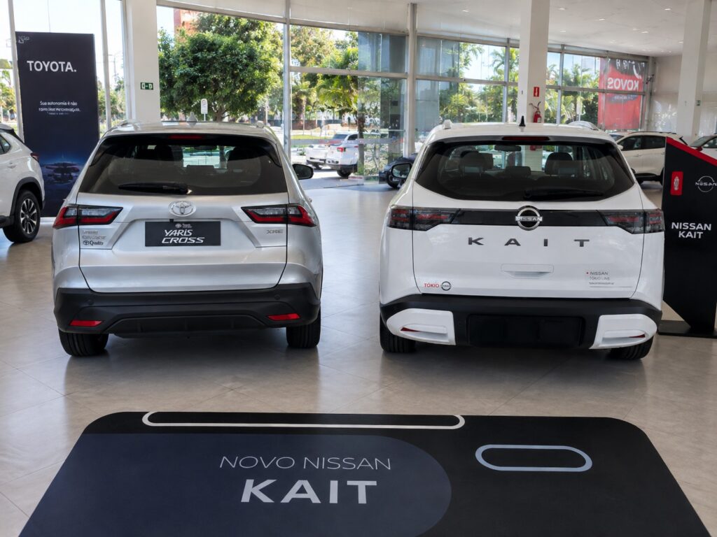 Traseiras do Nissan Kait Exclusive e Toyota Yaris Cross XRE