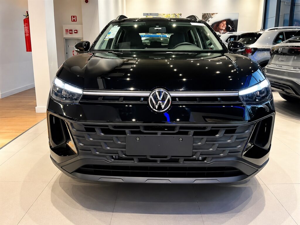 Volkswagen Tera preto visto de frente em concessionária