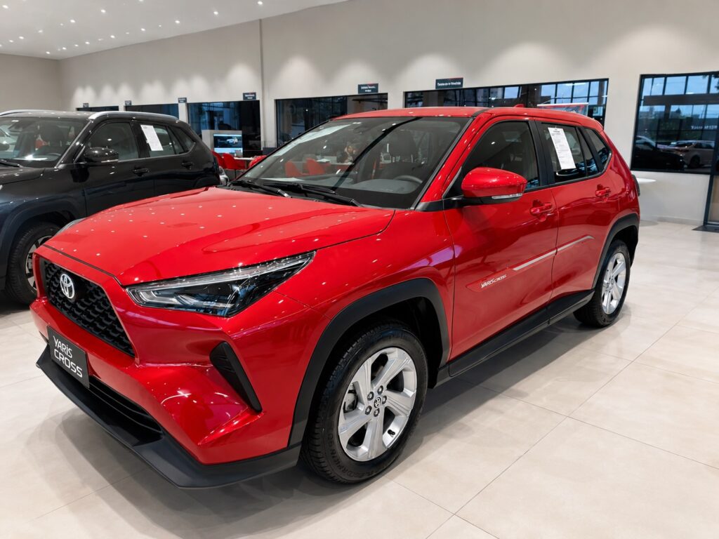 Toyota Yaris Cross XR para PcD visto de frente em concessionária