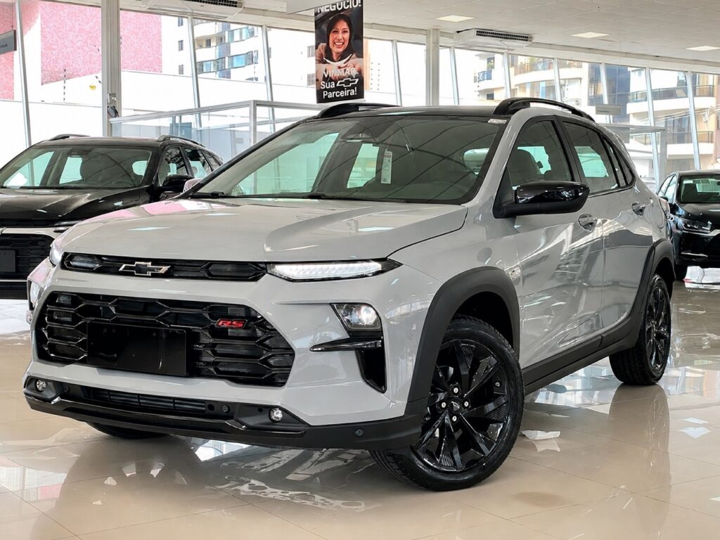 Chevrolet Sonic RS 2027 visto de frente em concessionária