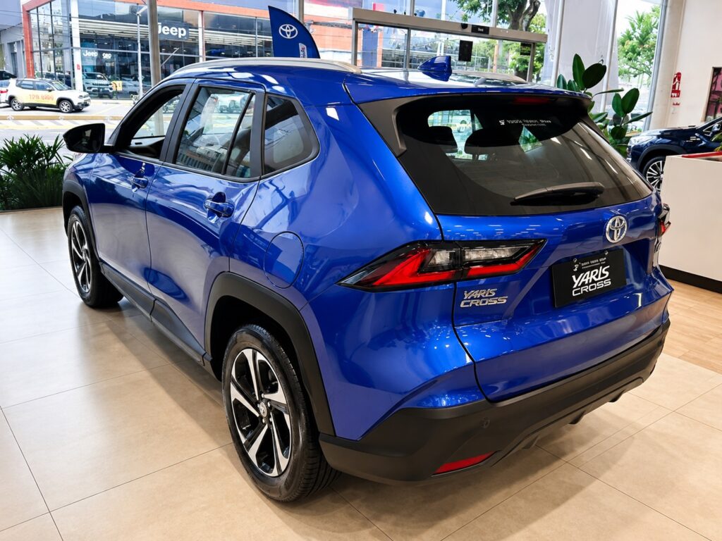 Toyota Yaris Cross XRE visto pela traseira em concessionária