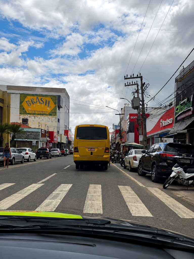 Faixa de pedestres em rua movimentada de Picos (PI)