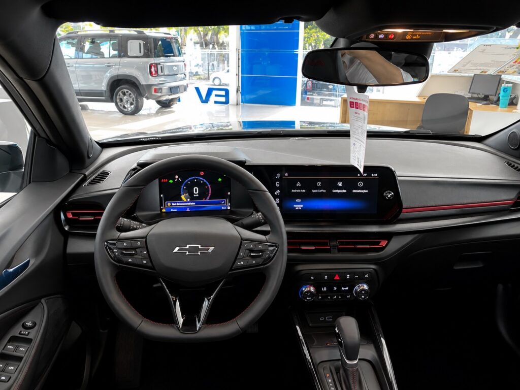 Interior do Chevrolet Sonic RS 2027 com painel digital e multimídia