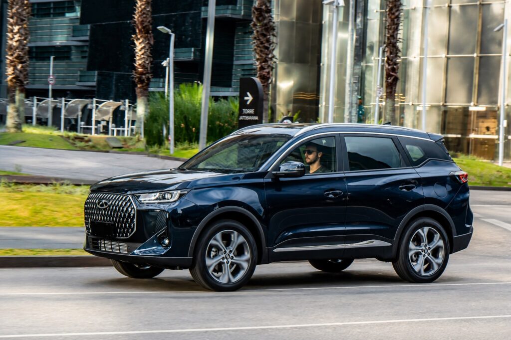 CAOA Chery Tiggo 7 2027 em movimento na cidade