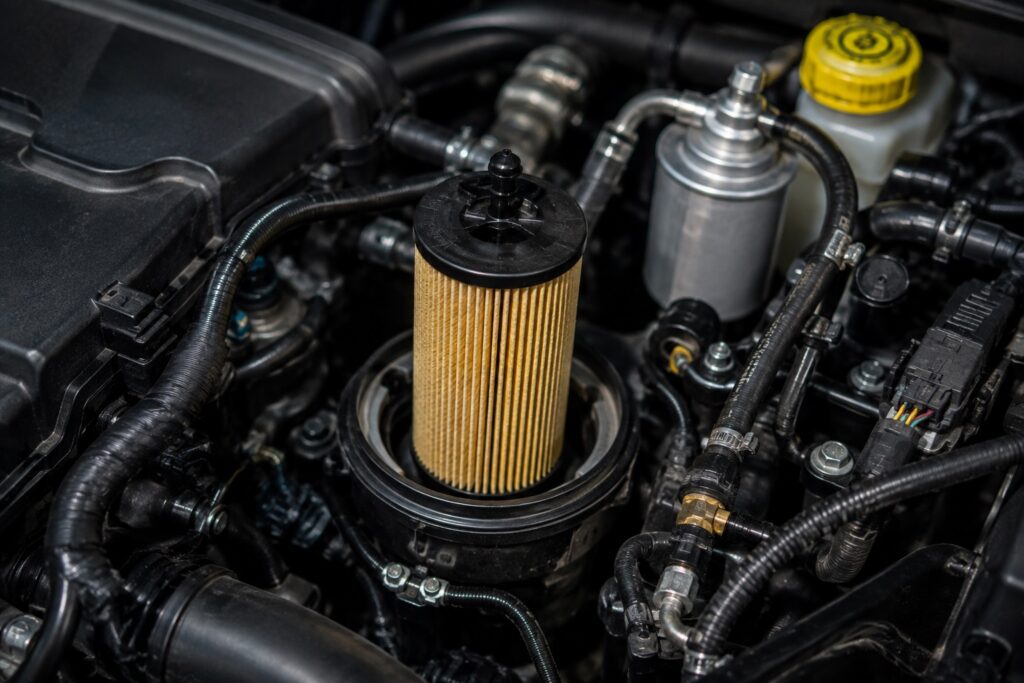 Filtro do sistema de combustível instalado no motor do carro