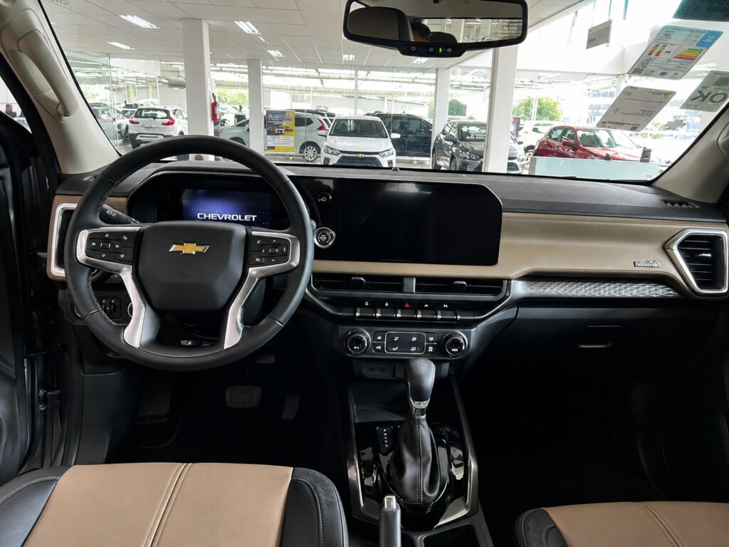 Interior da Chevrolet S10 2027 com câmbio automático