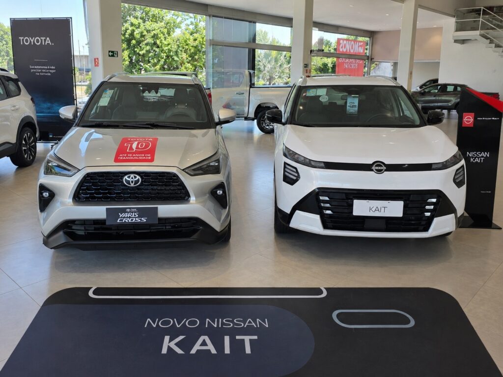 Nissan Kait Exclusive e Toyota Yaris Cross XRE vistos de frente