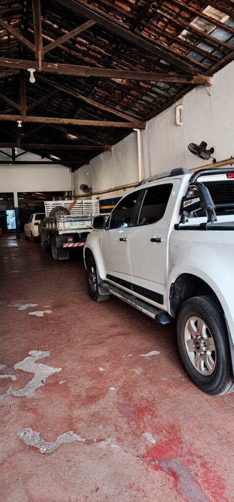 Chevrolet S10 em oficina para troca do para-brisa