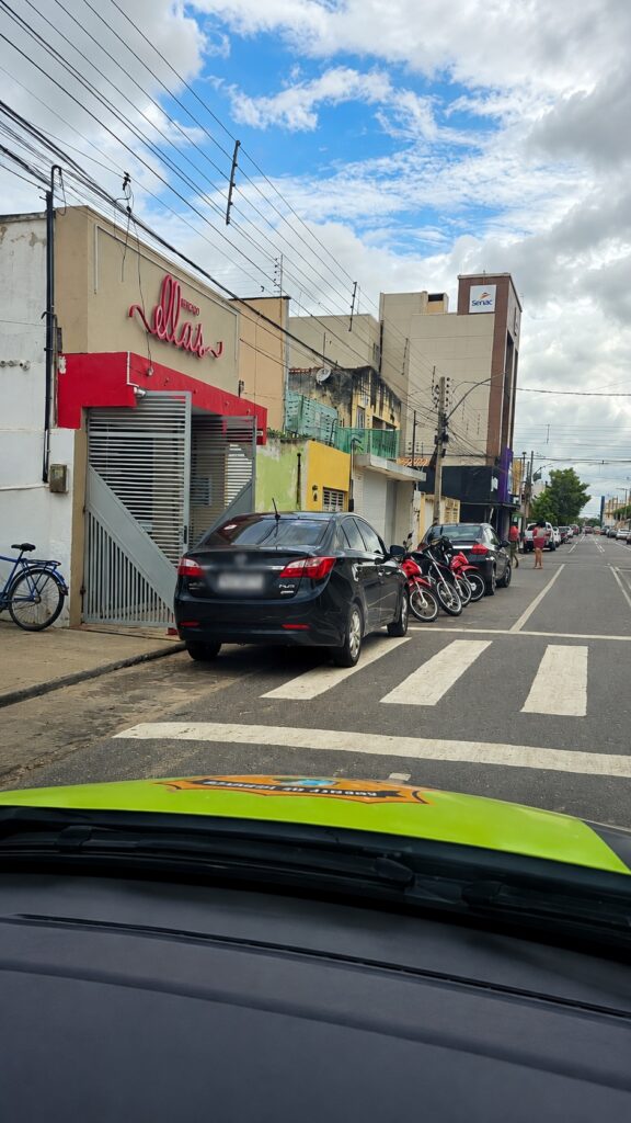 Carro estacionado sobre faixa destinada a pedestres em Picos