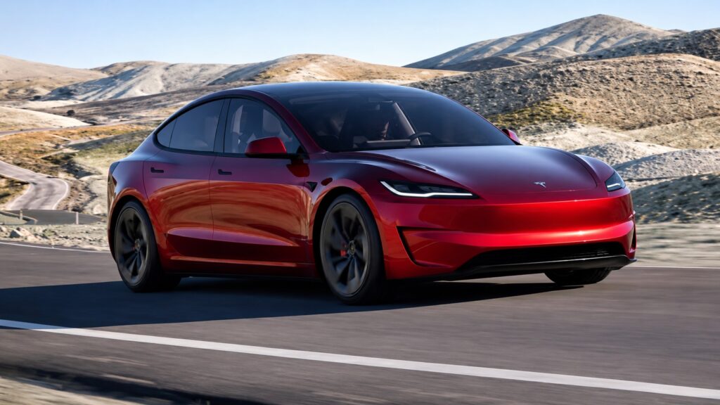 Tesla Model 3 elétrico vermelho em rodovia