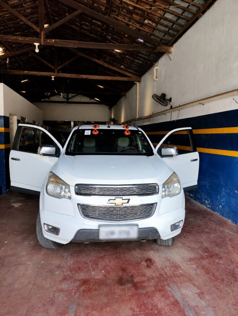 Chevrolet S10 durante troca do para-brisa em oficina