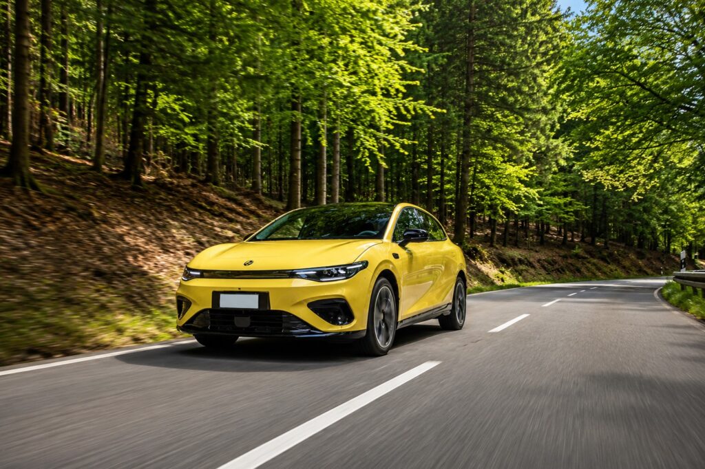 Leapmotor B05 elétrico amarelo em movimento na estrada