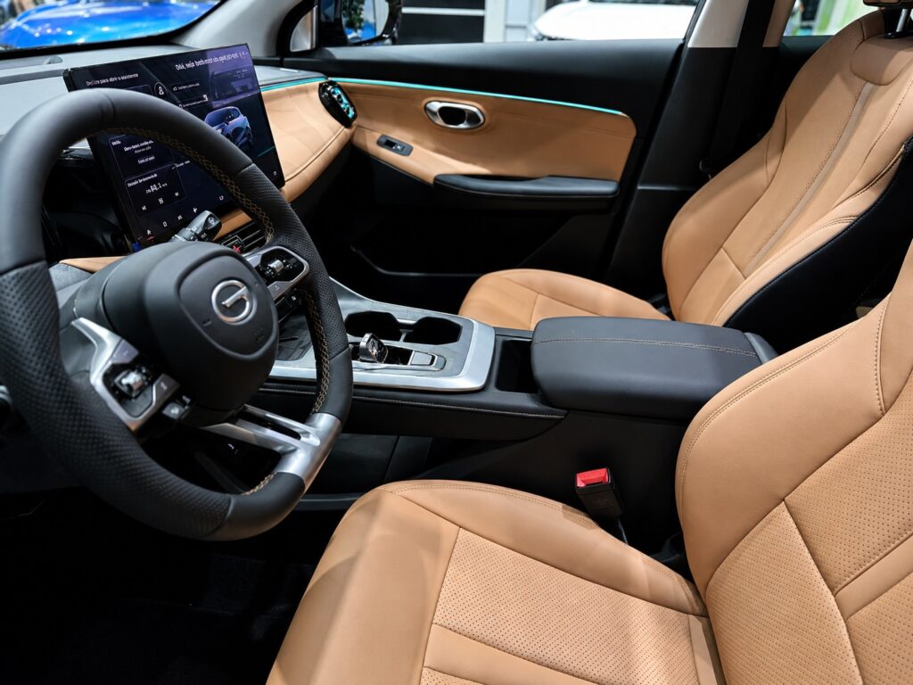 Interior do GAC GS3 Elite com bancos em acabamento claro