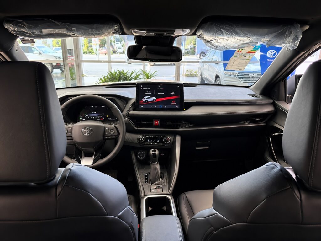 Interior do Toyota Yaris Cross com painel digital e multimídia
