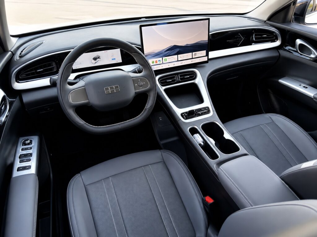 Interior do Geely EX2 2026 com painel digital e central multimídia