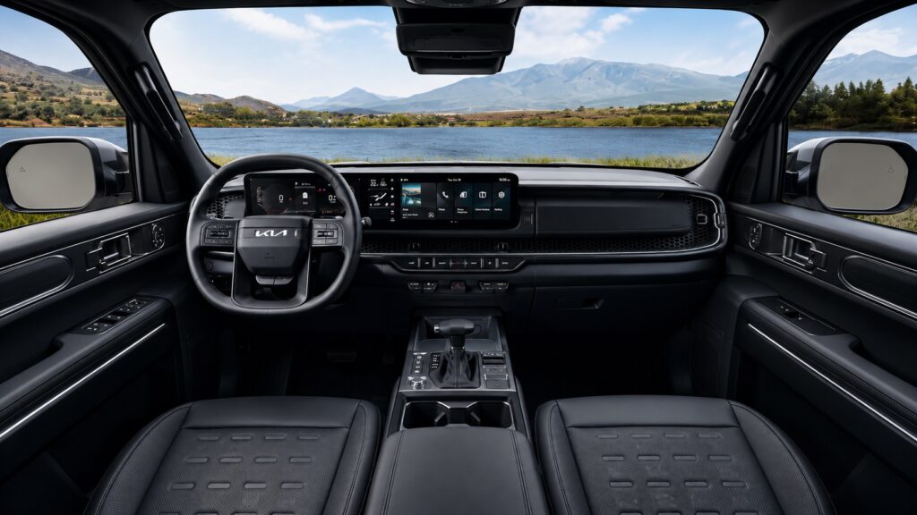 Interior da Kia Tasman com painel digital e central multimídia