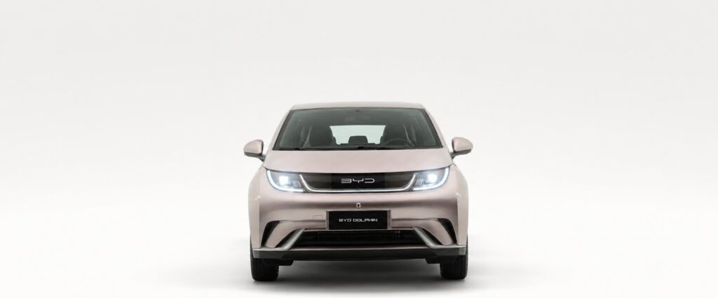 Vista frontal do BYD Dolphin com faróis de LED acesos
