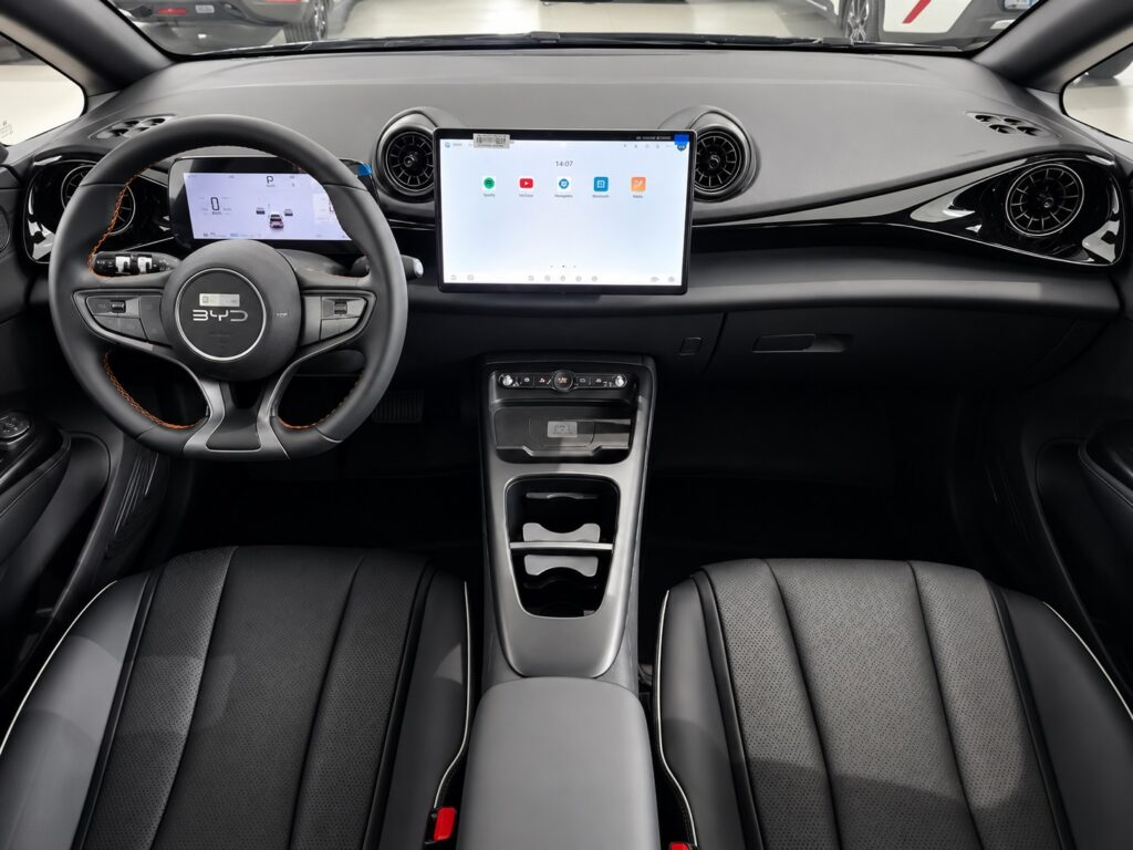 Interior do BYD Dolphin SE 2027 com central multimídia