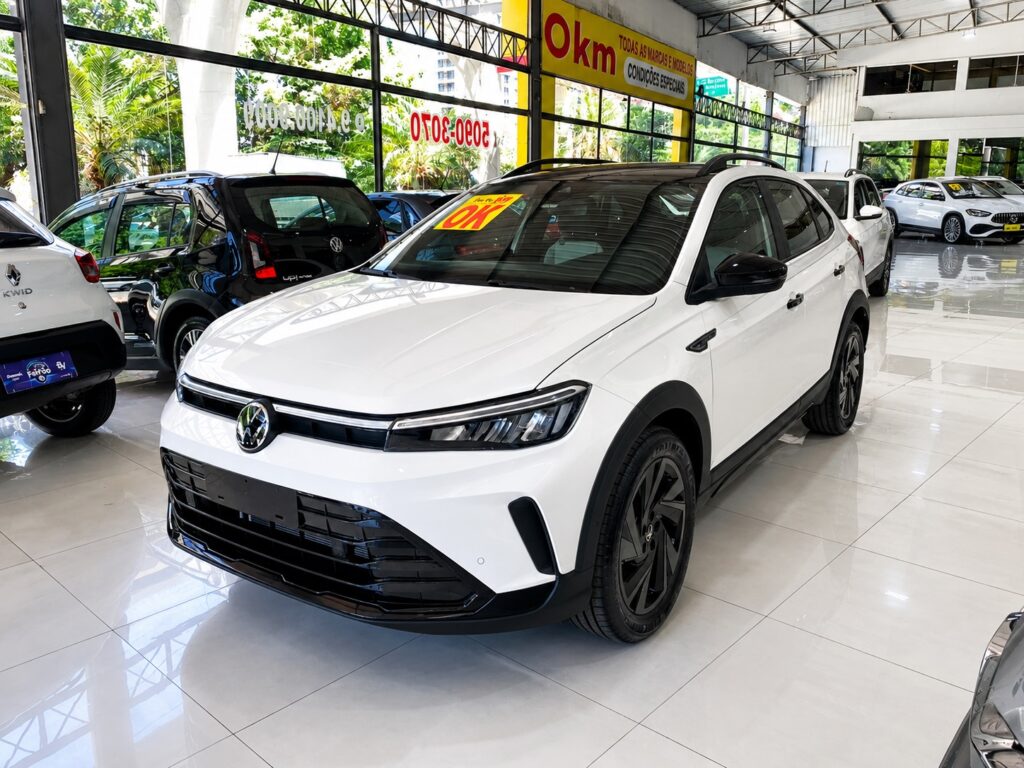Volkswagen Nivus 2027 branco em concessionária