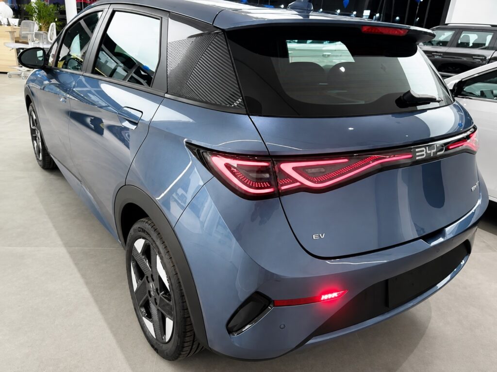 Traseira do BYD Dolphin SE 2027 azul