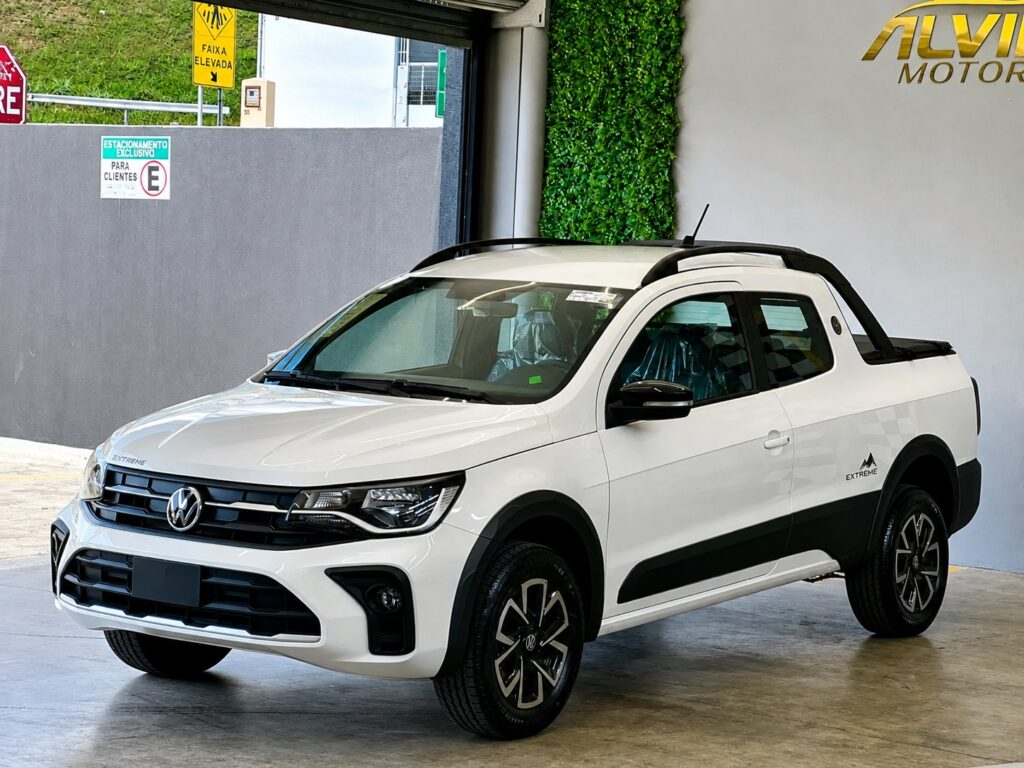 Volkswagen Saveiro Extreme branca em concessionária