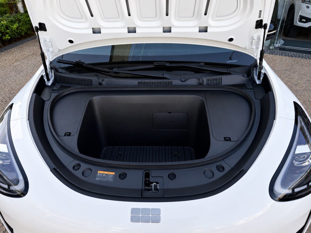 Compartimento dianteiro de 70 litros do Geely EX2 2026