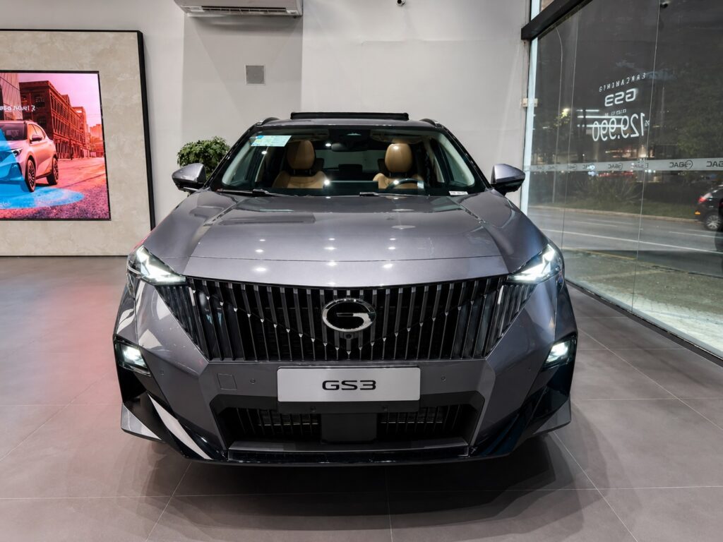 GAC GS3 Elite visto de frente em concessionária