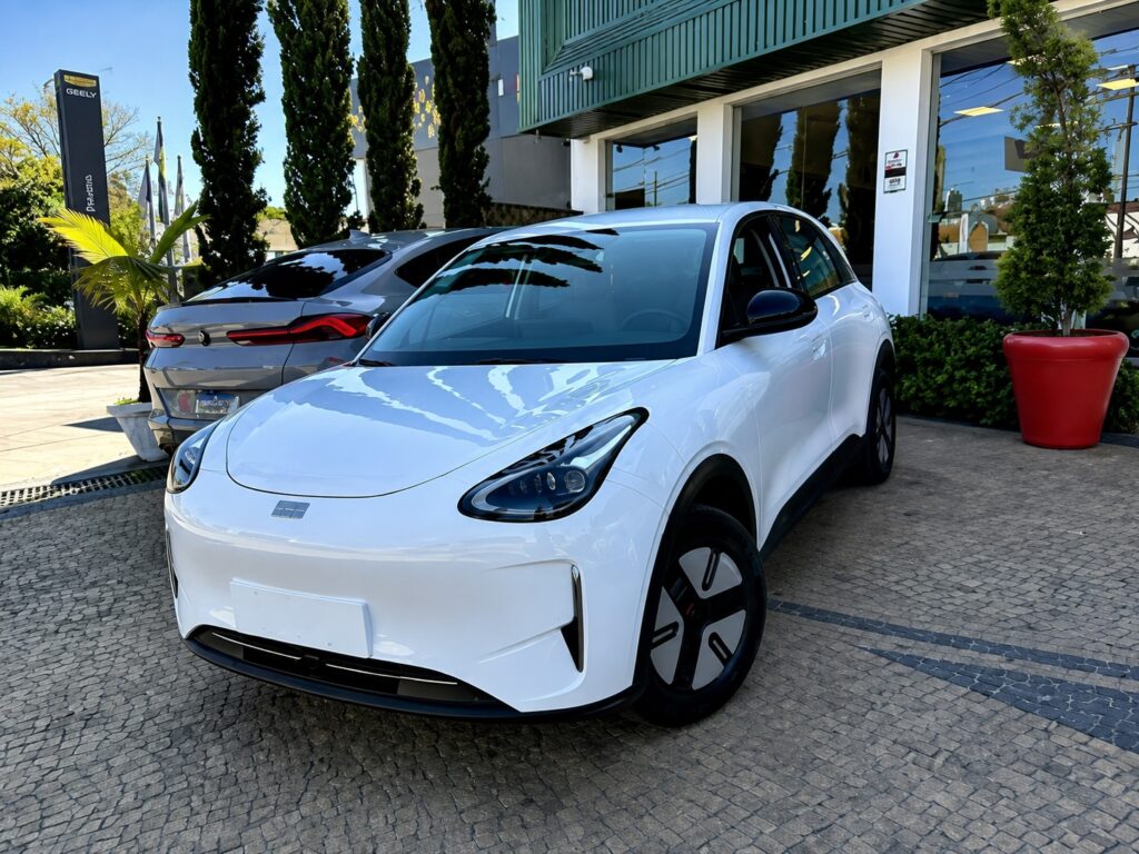 Geely EX2 2026 branco visto de frente
