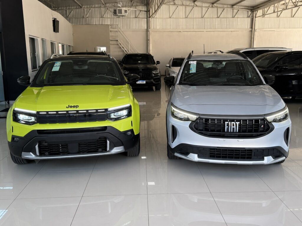 Fiat Pulse Audace e Jeep Avenger Altitude vistos de frente em comparativo
