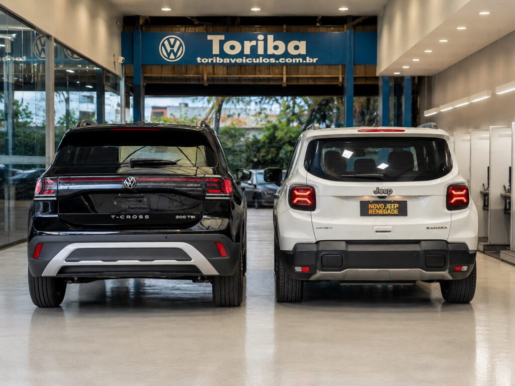 Traseira do T-Cross Comfortline ao lado do Jeep Renegade Sahara