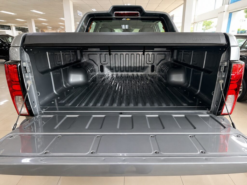 Caçamba da Chevrolet S10 2027 com tampa traseira aberta