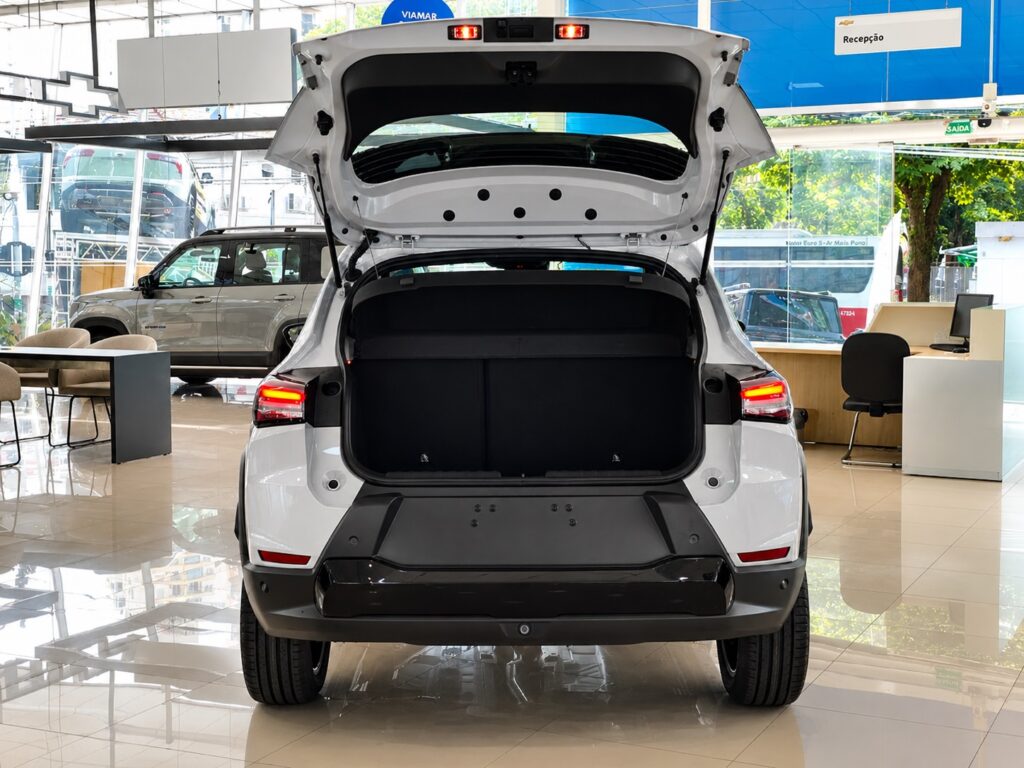 Porta-malas do Chevrolet Sonic 2027 aberto
