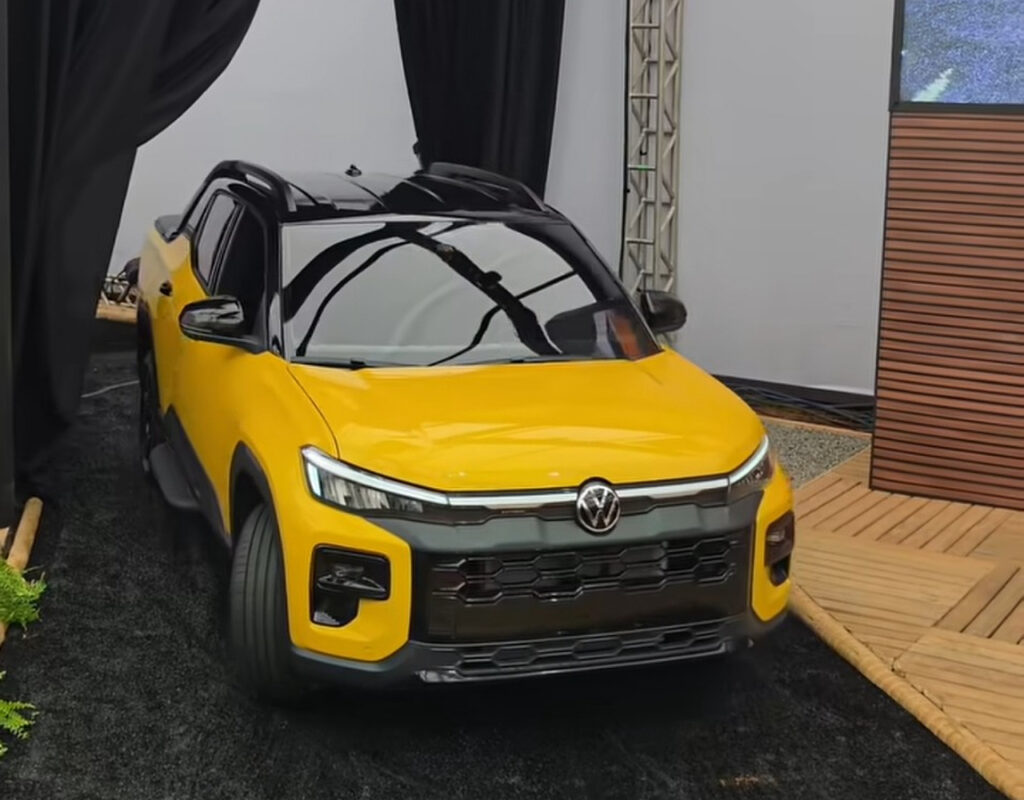 Volkswagen Tukan amarela apresentada ao público, com faróis de LED, grade dianteira e logotipo VW em destaque