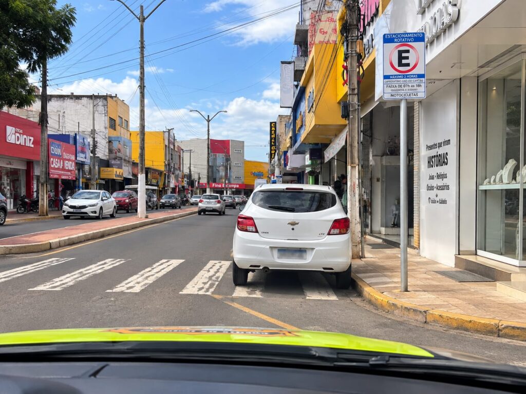 Carro estacionado próximo à esquina em rua do Centro de Picos, Piauí