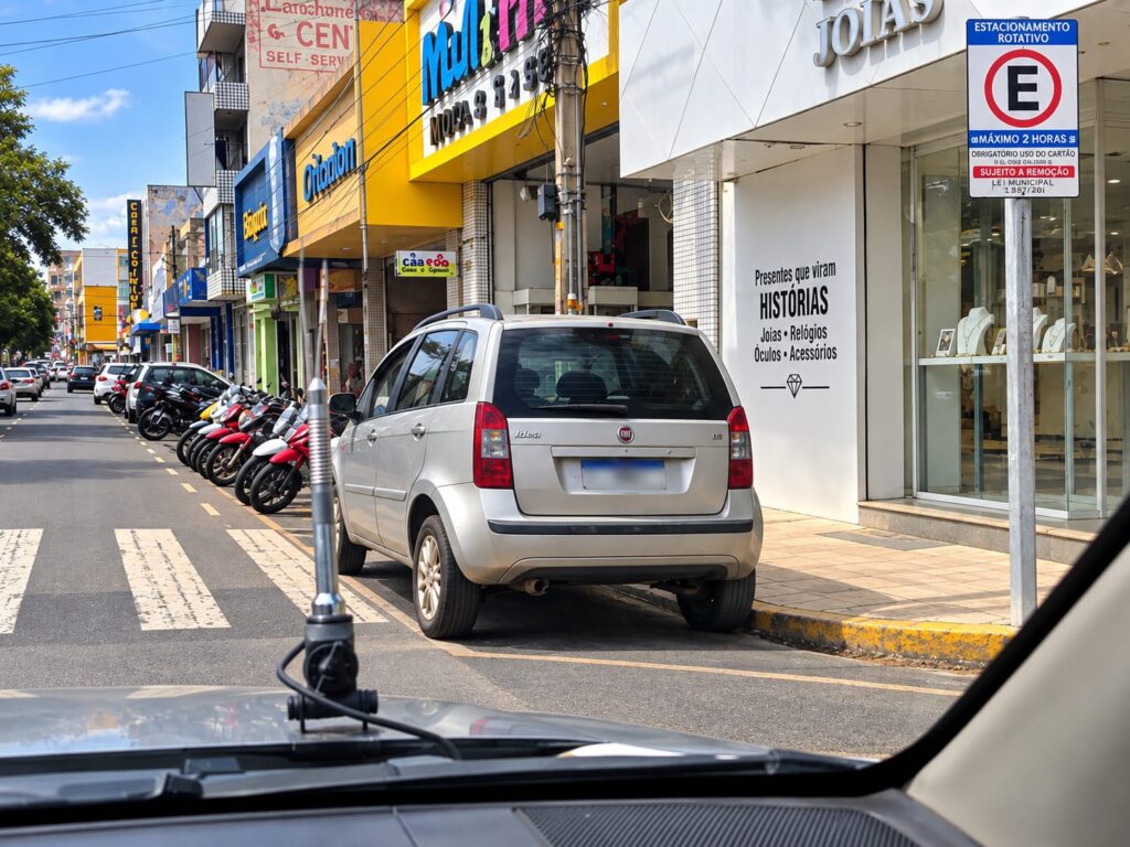 Veículo estacionado junto à esquina e faixa de pedestres no Centro de Picos