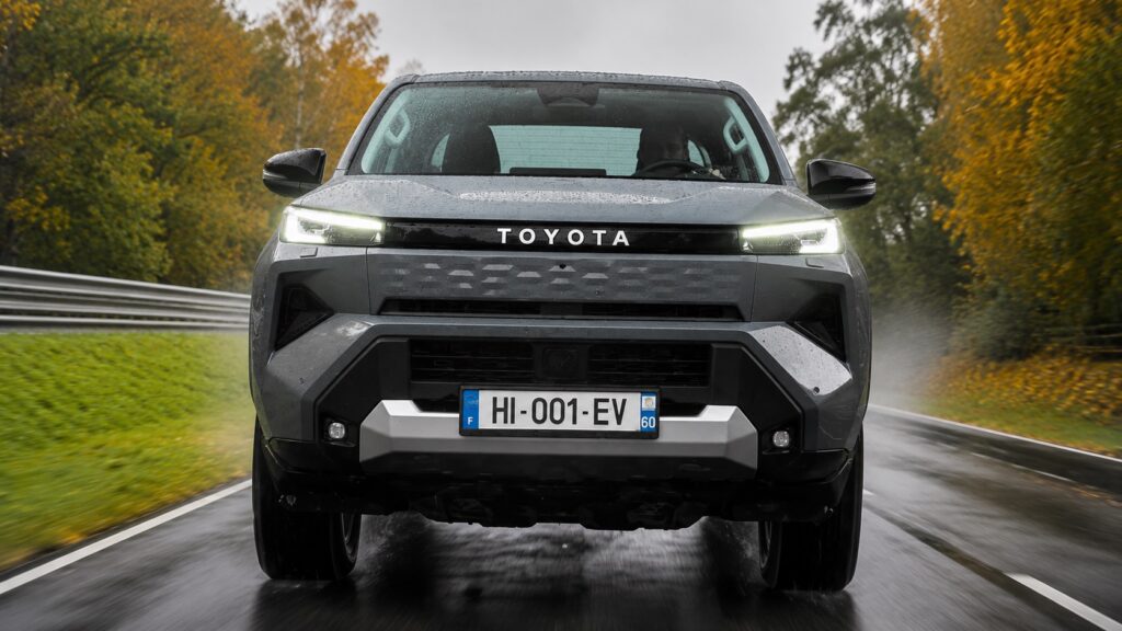 Nova Toyota Hilux elétrica vista de frente