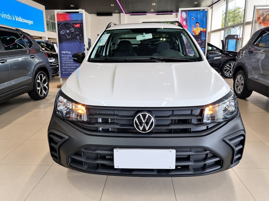Volkswagen Saveiro Robust branca vista de frente em concessionária Volkswagen