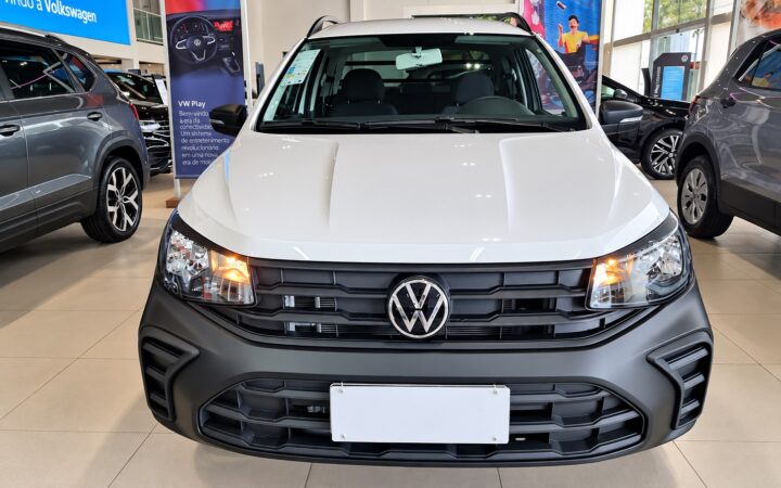 Volkswagen Saveiro Robust branca vista de frente em concessionária Volkswagen