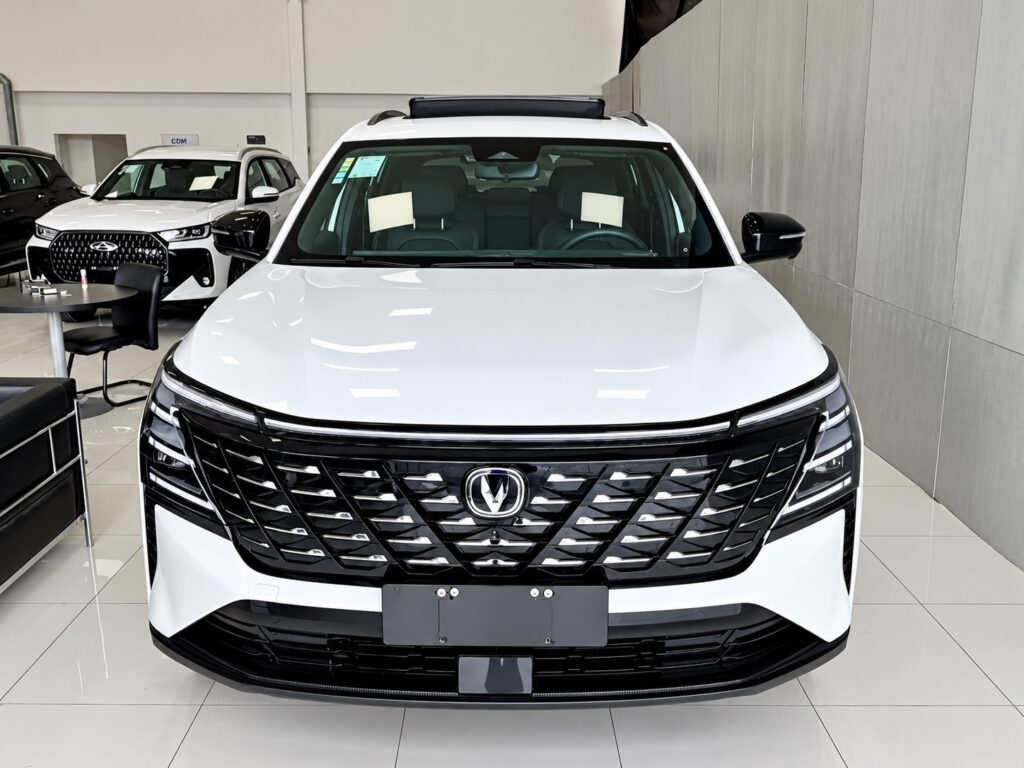 CAOA Changan CS75 2027 visto de frente na concessionária