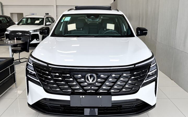 CAOA Changan CS75 2027 visto de frente na concessionária