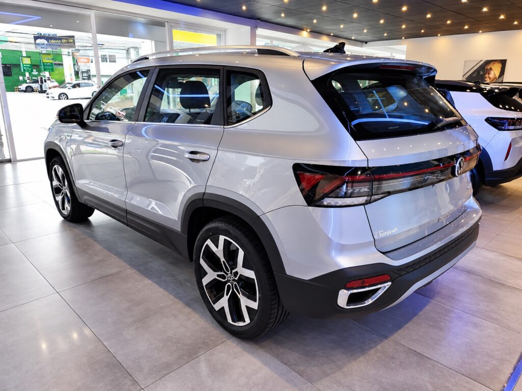 Volkswagen Taos visto de traseira e lateral em concessionária