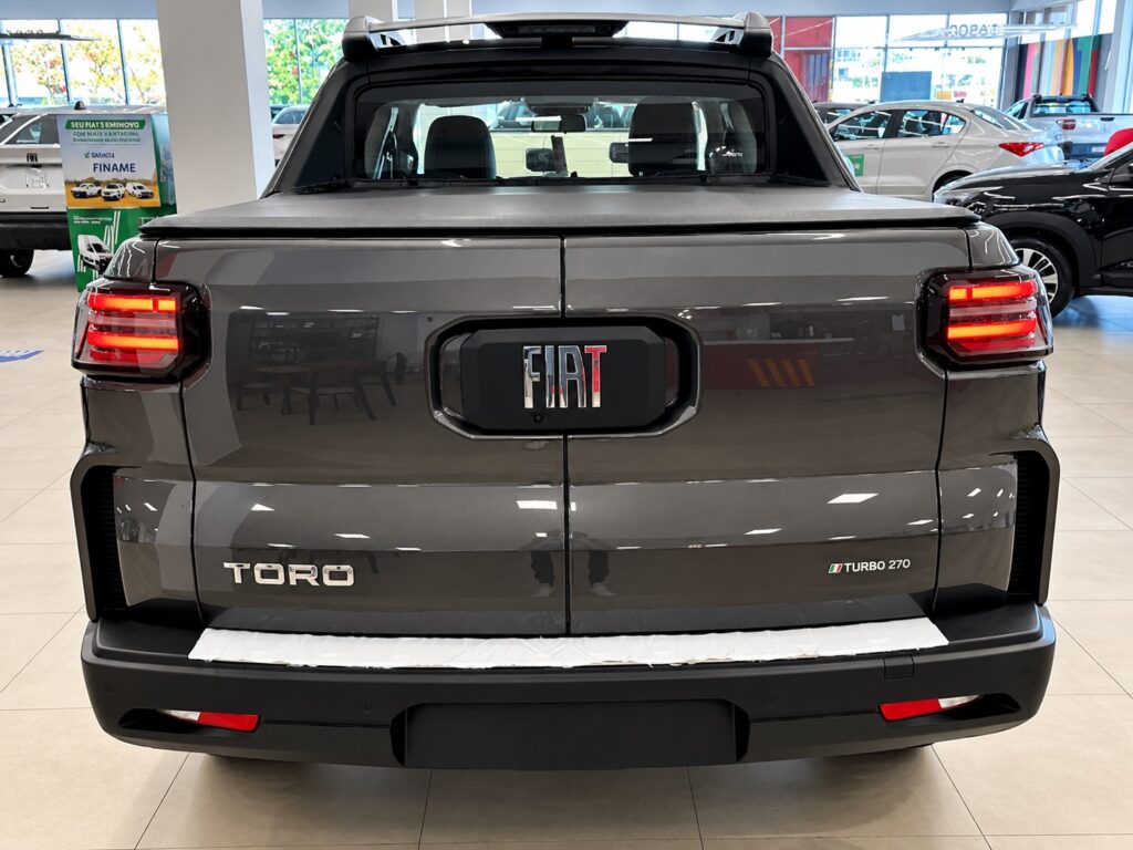 Traseira da Fiat Toro para CNPJ em concessionária