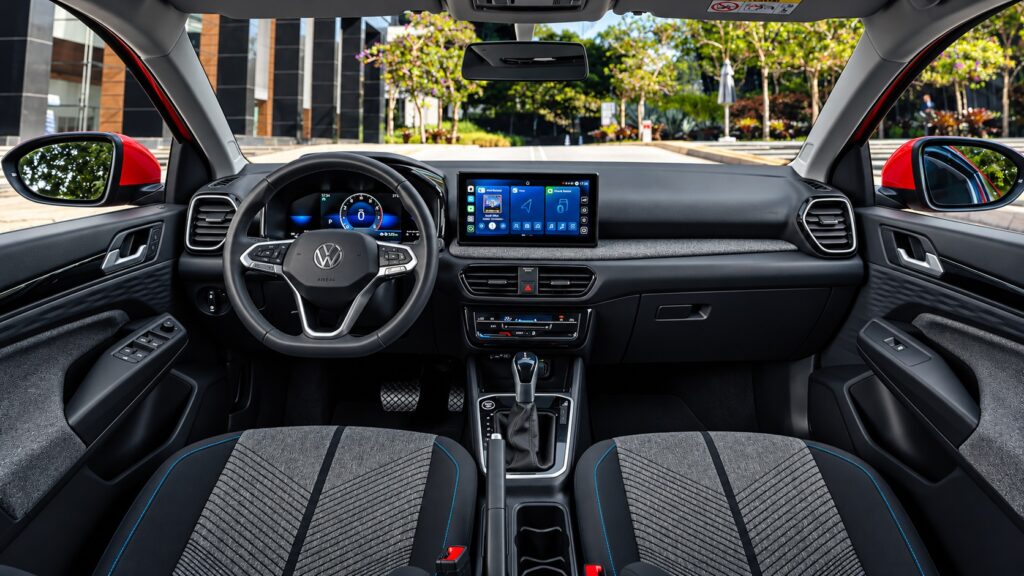 Interior do Volkswagen Tera com painel digital e central multimídia