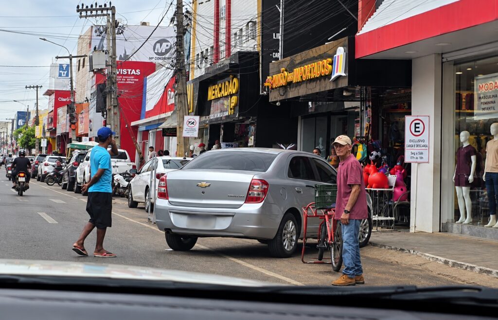 Carro estacionado em área comercial no Centro de Picos