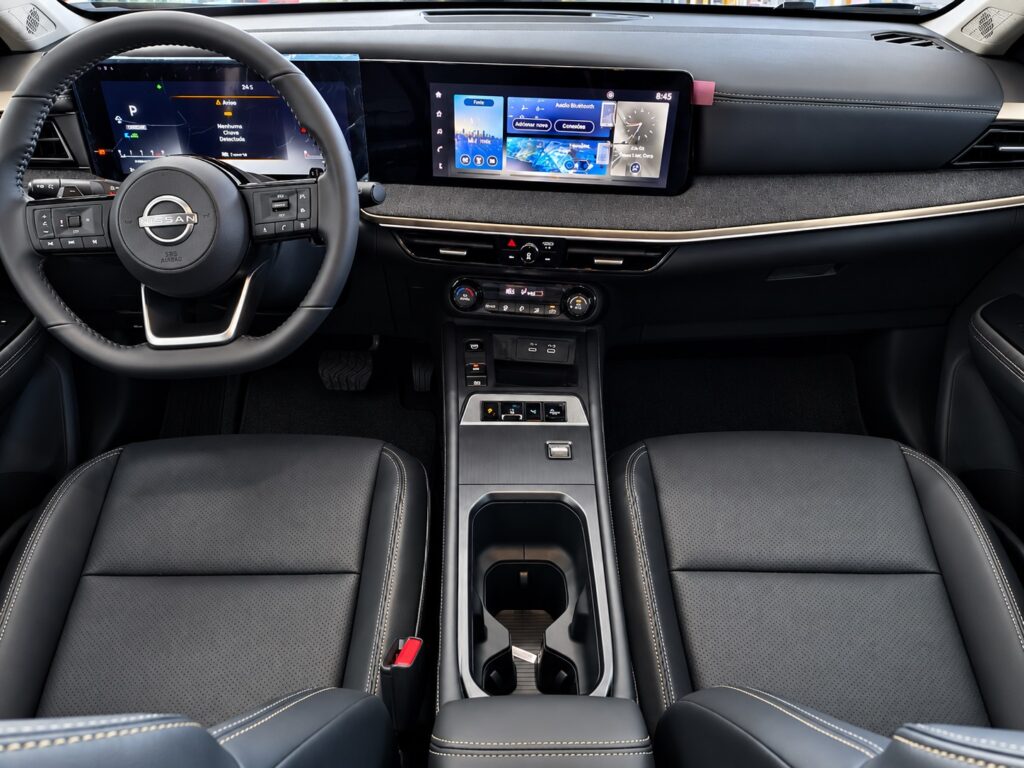 Interior do Nissan Kicks com painel digital e multimídia