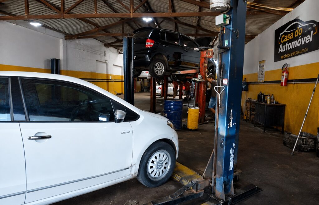Carros em manutenção na Casa do Automóvel em Picos