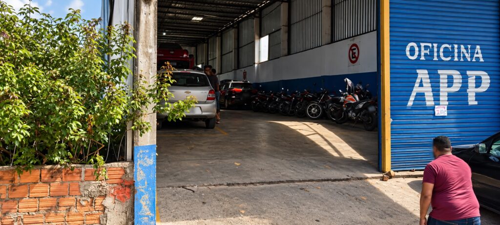 Veículos em manutenção em oficina automotiva de Picos