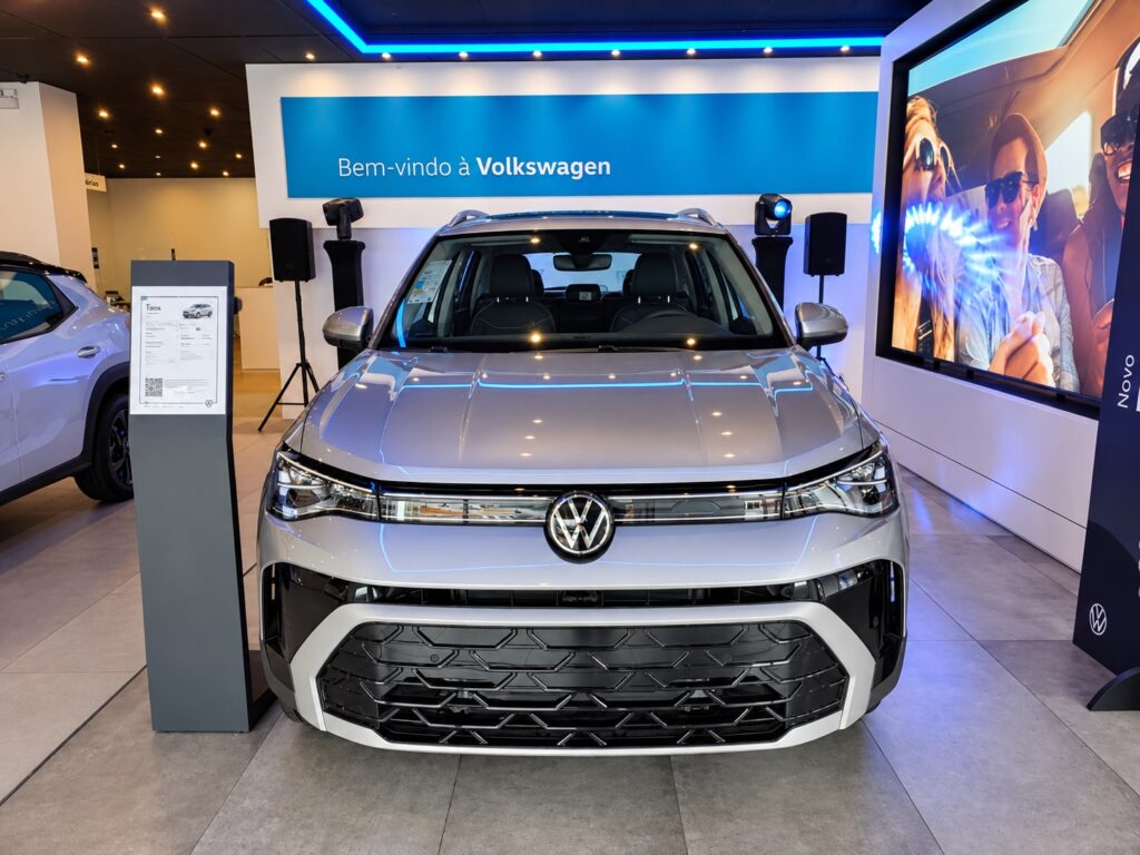 Volkswagen Taos visto de frente em concessionária Volkswagen